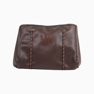 Bolso Xava grande de color marrón en material sintético con iniciales bordadas y tirantes con patrón gráfico en tono cafe