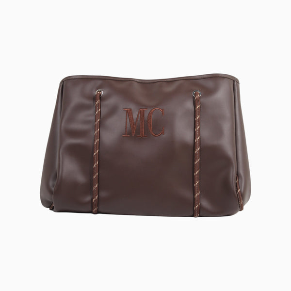 Bolso Xava grande de color marrón en material sintético con iniciales bordadas y tirantes con patrón gráfico en tono cafe