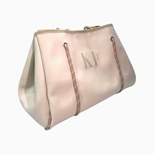 Bolso grande Xava color beige de material sintético perforado con iniciales bordadas y tirantes con patrón gráfico beige