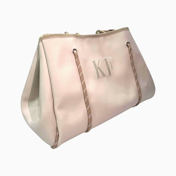 Bolso grande Xava color beige de material sintético perforado con iniciales bordadas y tirantes con patrón gráfico beige