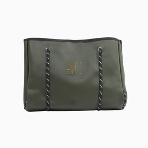 Bolso Xava grande de color verde oliva en material sintético con iniciales bordadas y tirantes con patrón gráfico