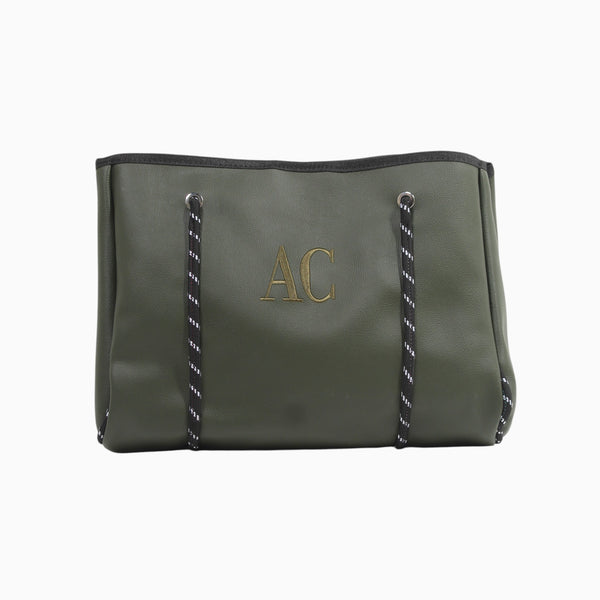 Bolso Xava grande de color verde oliva en material sintético con iniciales bordadas y tirantes con patrón gráfico