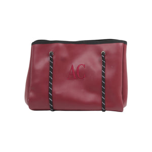 Bolso grande Xava color vino de material sintético con iniciales bordadas y tirantes con patrón gráfico
