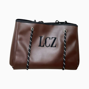Bolso grande Xava color marrón de material sintético con iniciales bordadas y tirantes con patrón gráfico negro