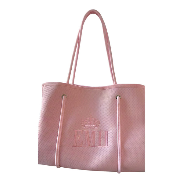 Bolso tote Xava rosa de material sintético con textura perforada, iniciales bordadas y corona en el centro