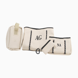Combo triple de bolsos Xava en color crema con neceser, bolso grande y mini bolso con iniciales personalizadas.