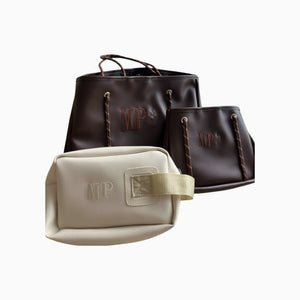 Combo Triple Xava con bolso grande y pequeño en marrón oscuro y neceser beige, todos con iniciales bordadas MP.