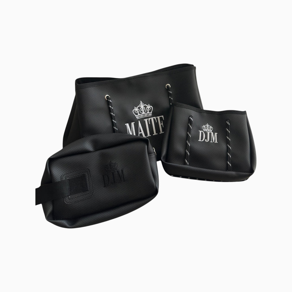 Combo triple de bolsos Xava en color crema con neceser, bolso grande y mini bolso con iniciales personalizadas.
