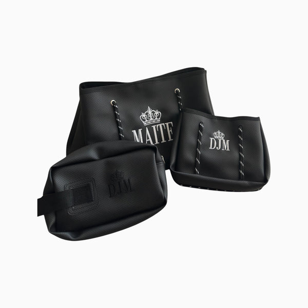 Combo triple de bolsos Xava en color negro con textura perforada, incluye bolso grande, mini bolso y neceser con logo