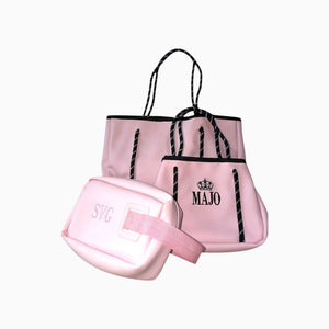 Combo triple Xava de bolsos rosa con neceser, bolso grande y mini bolso con asas de cuerda negra y detalles grabados.